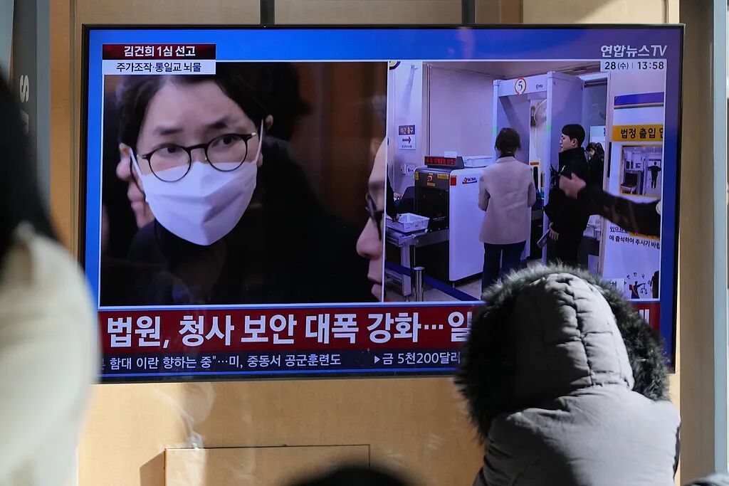 史上首例！尹锡悦夫妇双双入狱，金建希素颜受审判1年8个月，背后争议全梳理（images 2）