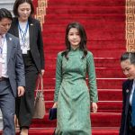 史上首例！尹锡悦夫妇双双入狱，金建希素颜受审判1年8个月，背后争议全梳理