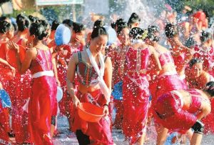 泰国泼水节背后的“黑色七日”：242条生命换来的警示